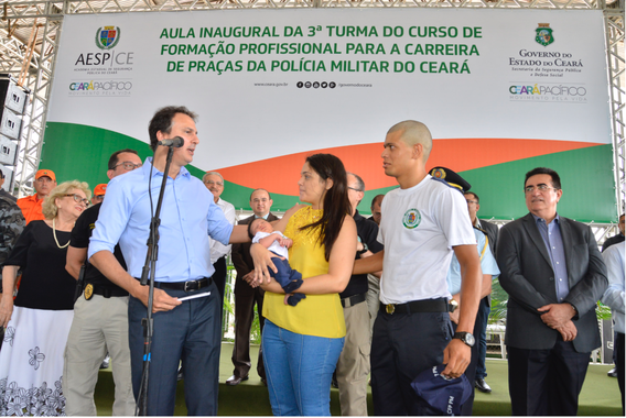 Os 1.372 aprovados que compõem a 3ª turno do concurso público para a Polícia Militar iniciaram nesta quinta (30) o Curso de Formação para a Carreira de Praças. Em discurso na solenidade de abertura, o governador Camilo Santana (PT) lembrou que que resolveu antecipar a convocação daqueles que passaram no concurso para garantir reforço no efetivo da PM e disse que continuará investindo na segurança do Estado. “Eu estou me planejando para no próximo ano chamar ainda mais profissionais, para aumentar o compromisso de ter cada vez mais efetivos na Capital, na Região Metropolitana, no Interior do Estado”, afirmou