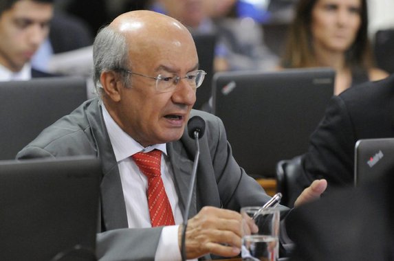 O senador José Pimentel (PT-CE) apresentou um projeto de decreto legislativo para anular os efeitos da decisão do presidente Michel Temer de autorizar empresas controladas pelo Estado a venderem seus ativos sem licitação. Para o senador petista a medida assinada por Temer "faz parte de um grande plano de privatização do governo, de abertura do país ao capital financeiro estrangeiro, com o risco de entrega de todas as riquezas do país”