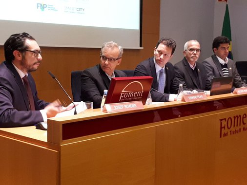O prefeito Edvaldo Nogueira apresentou as potencialidades de Aracaju e suas possibilidades de investimento a empresários europeus, no 7° Congresso sobre Cidades Inteligentes, que acontece em Barcelona; o chefe do executivo está na cidade espanhola como membro da delegação brasileira da Frente Nacional de Prefeitos (FNP), que arcou com os custos da viagem; “O primeiro dia em Barcelona foi bastante produtivo. Além de conhecer ações da administração da cidade e projetos de parceria público-privada, pude expor aos empresários da Catalunha os atrativos da nossa cidade. Mostrei que Aracaju é um destino importante e viável para investimentos. Falei da nossa rede de serviços públicos e como a cidade está avançando nas possibilidades de parcerias com a iniciativa privada”, afirmou