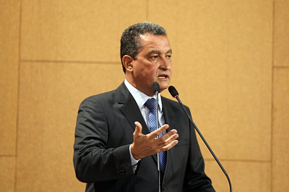 O governador da Bahia, Rui Costa (PT), negou estremecimento na relação com o PP; há rumores de que o deputado Cacá Leão estaria convencendo o pai a deixar a base do governador e migrar para o lado do prefeito de Salvador, ACM Neto; "Triste do time que não tem craque no banco querendo entrar para ser titular. Tem time que está assim, está caçando candidato porque não tem ninguém para jogar. Querendo contratar jogador do time adversário, porque não tem não jogador bom suficiente para ganhar a partida", disse Rui, em referência ao grupo adversário, atribuindo os boatos a "fofoca"