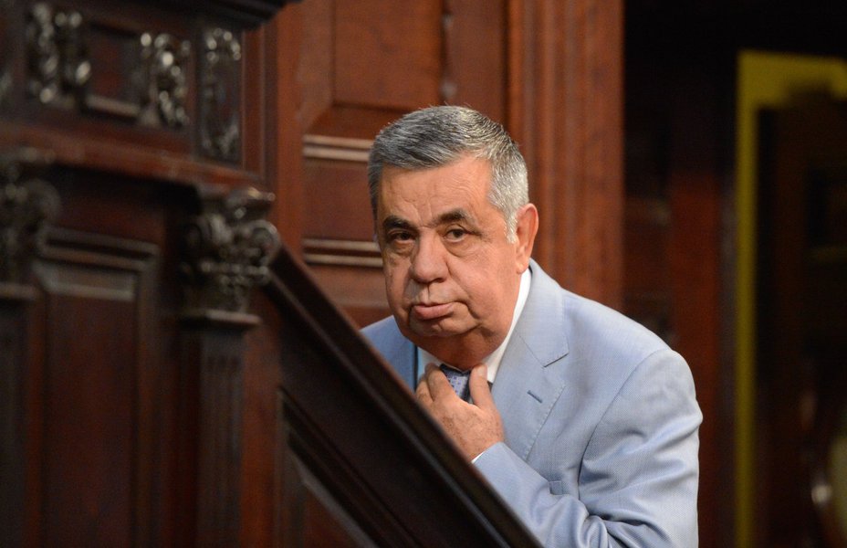 O deputado estadual e presidente da Assembleia Legislativa do Rio, Jorge Picciani, divulgou nota criticando a ação da Polícia Federal, que o conduziu coercitivamente e prendeu seu filho Felipe; está sendo investigado o envolvimento da Alerj com desvio de dinheiro no setor de transporte do Rio; "O que aconteceu hoje com meu filho é uma covardia feita para atingir tão somente a mim", disse