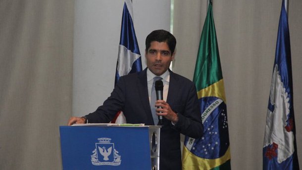 O prefeito ACM Neto encarou como "absolutamente normal" o adiamento da votação na Câmara Municipal do projeto de lei que reajusta o VUP (Valor Unitário Padrão), um dos itens para o cálculo do IPTU; o democrata minimizou o adiamento, que foi considerado como 'derrota' pela oposição, e revelou que pode até enviar um novo projeto sobre o assunto nesta sexta-feira; "Estamos ainda avaliando se vamos ou não encaminhar ainda um outro projeto novo para a Câmara, que pode acontecer até amanhã. Fui consultado ontem sobre a possibilidade de adiamento e na mesma hora eu concordei, porque a Câmara ainda tem pelo menos uma semana inteira de trabalho. Não há nada demais nisso", afirmou o prefeito em entrevista coletiva nesta quinta-feira