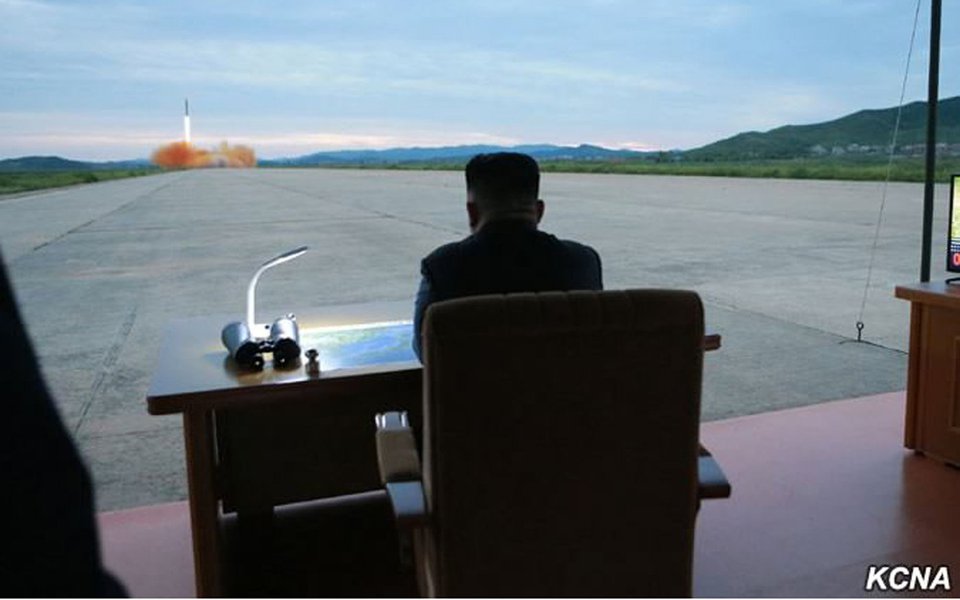 As ameaças de retaliação parecem não terem surtido efeito com o ditador norte-coreano; Kim Jong-un, ordenou nesta quarta-feira a realização de novos lançamentos de mísseis balísticos sobre alvos no Oceano Pacífico; na terça, Pyongyang disparou o míssil balístico de médio alcance Hwasong-12, que voou sobre uma ilha do norte de Japão, Hokkaido, antes de cair no Oceano Pacífico, a 1.180 quilômetros a leste