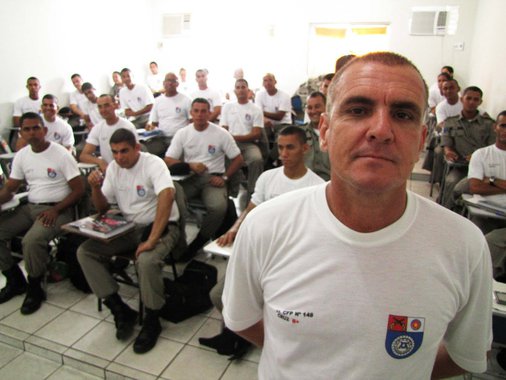 A Procuradoria-Geral do Estado (PGE) deve sugerir veto ao polêmico projeto de lei que estipula a idade máxima para ingresso na Polícia Militar; argumento é que a iniciativa deve ser vetada por "vício de iniciativa”; ou seja, a lei foi emendada com base em uma emenda parlamentar, o que não poderia acontecer porque isso diz respeito à organização do Estado
