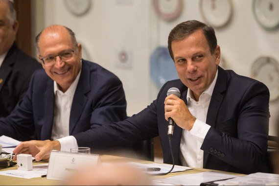 Prefeito de São Paulo, João Doria (PSDB-SP), diz que vai declarar neste sábado (9) na convenção do PSDB, em Brasília, que seu candidato à Presidência pelo partido "é Geraldo Alckmin"; no entanto, o prefeito tucano, que traiu abertamente seu padrinho político ao abandonar a cidade e viajar pelo País em busca de viabilizar sua candidatura presidencial, ainda tem dúvidas se Alckmin conseguirá ser eleito; "Ele terá que arrebatar o coração desses eleitores, assim como o coração dos outros partidos, para que eles possam convergir para uma candidatura única. Os partidos de centro, com visão liberal, não terão chance com candidaturas fracionadas. Se isso ocorrer, vamos entregar a eleição", disse Doria