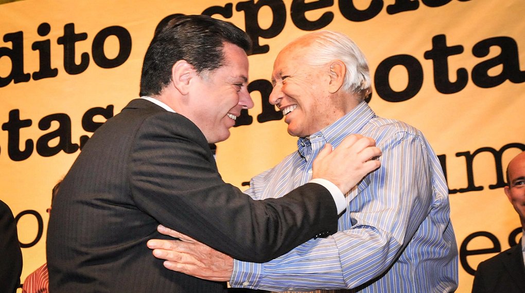 O governador Marconi Perillo divulgou nota de pesar pelo falecimento do ex-prefeito de Goiânia, Nion Albernaz, que morreu nesta quarta-feira; Marconi decretou luto oficial de três dias, e disponibilizou o Palácio das Esmeraldas para o velório; “Foi com profunda tristeza que recebi, na tarde de hoje, a notícia de falecimento do meu grande amigo, ex-prefeito de Goiânia Nion Albernaz. Meu exemplo de altivez, otimismo e da gestão moderna e eficiente. Estamos consternados com a perda de um dos homens públicos mais brilhantes do nosso Estado, de um professor excepcional, gestor extremamente competente, e de um ser humano exemplo de retidão”, afirmou o governador