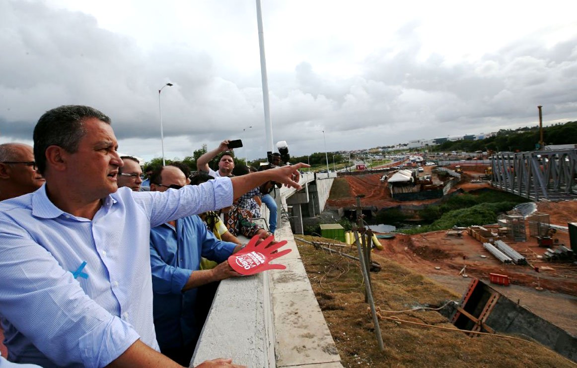 O novo viaduto de Lauro de Freitas, na Região Metropolitana de Salvador (RMS), será entregue no início da tarde deste domingo (12), de acordo com anúncio feito pelo governador Rui Costa durante visita às obras do elevado, que começaram há sete meses e são complementares às obras do Sistema Metroviário de Salvador e Lauro de Freitas; "Estamos em fase final de toda a obra. Aqui é uma etapa importante, porque muda a pista de acesso a Lauro de Freitas, que passa a ser pelo viaduto. As obras da estação do metrô em si estão concluídas, faltando apenas as obras complementares de acesso à estação, para que a gente possa colocar o metrô já em fase de teste. O trem deve circular operacionalmente no mês de março", afirmou Rui