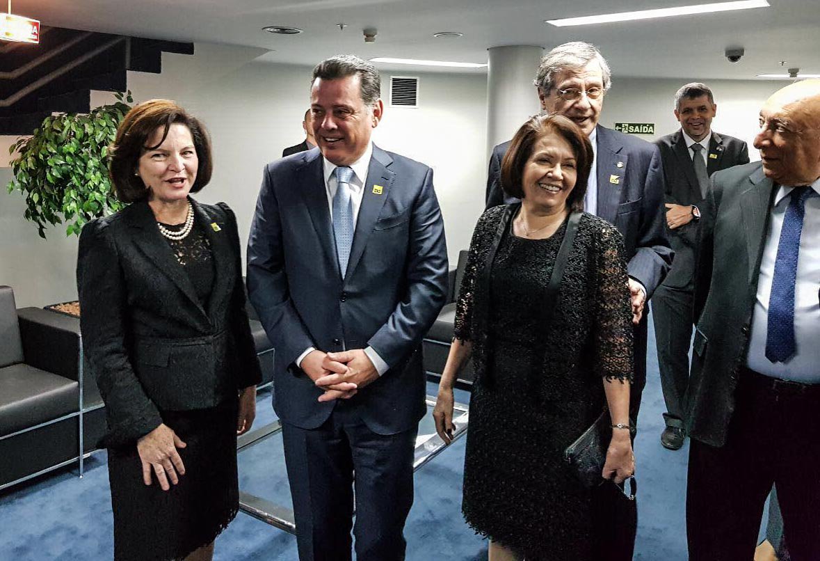 Citado nominalmente na abertura do discurso de posse da nova Procuradora Geral da República, Raquel Dogde, que o cumprimentou em nome dos demais governadores presentes à solenidade, o governador Marconi Perillo, minutos depois em sua página no Instagram, desejou “êxito e ótimo trabalho à nova chefe do Ministério Público; na mesma mensagem, o governador saudou o fato de “mais uma mulher de nosso Estado comandar uma instituição que é pilar da democracia do País”
