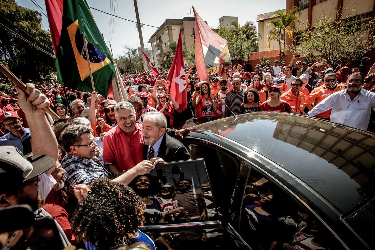 O interrogatório do ex-presidente Luiz Inácio Lula da Silva ao juiz Sérgio Moro terminou nesta tarde, por volta de 16h20, depois de 2 horas e 10 minutos, na sede da Justiça Federal, em Curitiba; a acusação é sobre um suposto pagamento de propina por parte da construtora Odebrecht; na chegada à sede da Justiça Federal, Lula foi recebido aos gritos de "Lula guerreiro do povo brasileiro", o ex-presidente cumprimentou apoiadores, ao lado de líderes petistas como a senadora Gleisi Hoffmann, presidente nacional do PT; por volta das 18h está previsto um ato político com a presença de Lula na Praça Generoso Marques, no centro da capital paranaense