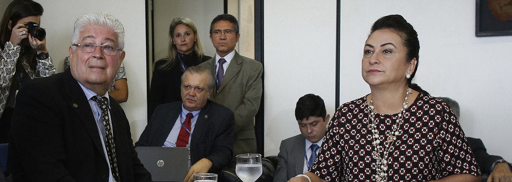 O senador Roberto Requião criticou nesta sexta-feira (15) a iniciativa do PMDB de suspender as atividades partidárias da senadora Kátia Abreu por supostamente fazer oposição ao governo federal; "é o Governo Federal quem está fazendo oposição ao PMDB", disse Requião em entrevista a uma rádio paranaense; "O PMDB tem um documento chamado Esperança e Mudança, com viés desenvolvimentista e progressista. Já o documento Ponte para o Futuro, é uma proposta desse governo, que jamais foi submetida ao partido", acrescentou Requião