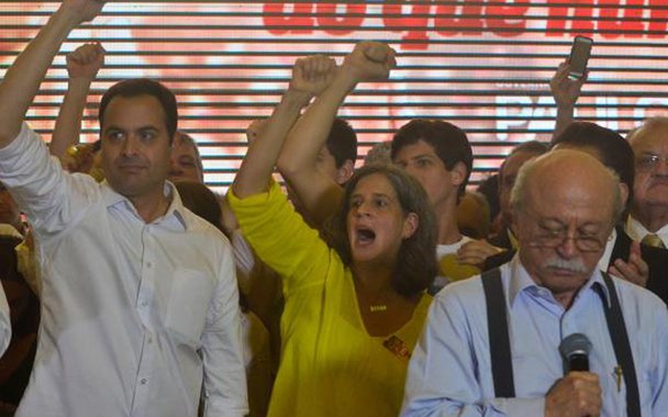 Descontando a receita preparada no interior da cozinha da Casa Grande, é preciso atentar para as características do momento político que ora atravessamos, seja no Estado ou no país. O destino político incerto dessa oligarquia em relação à sucessão presidencial, e o governo ruinoso e impopular do atual gestor da capitania (hereditária?)