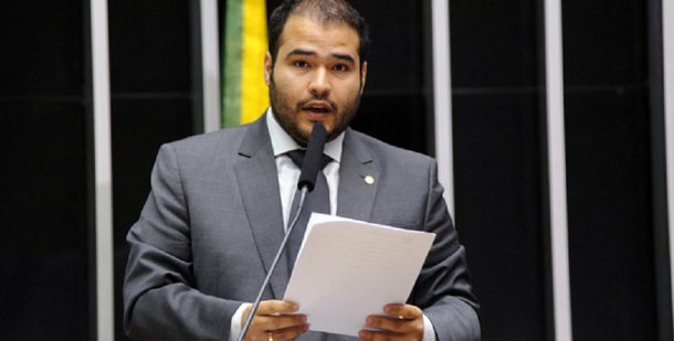 O deputado federal e vice-presidente do SINCOR-GO, Lucas Vergílio, fez uso da Tribuna da Câmara dos Deputados na tarde desta quarta-feira (29) para pronunciamento contundente em defesa do mercado de seguros regulado e contra o mercado marginal que opera no setor no País; “O mercado de seguros é regulamentado, fiscalizado e existem razões legais para isso. Primeiro, porque você lida com o patrimônio das pessoas; depois, porque você lida com a vida das pessoas; e por fim, porque você está lidando com a poupança interna do nosso País"
 
 