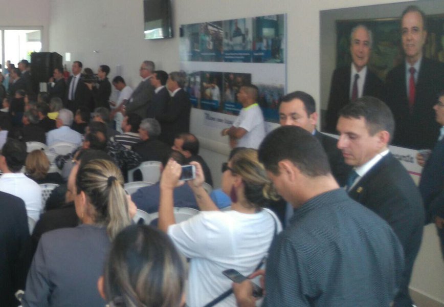 A intimidação ao meu trabalho jornalístico ocorreu na inauguração do Hospital de Câncer da Amazônia, inaugurado com a presença do presidente golpista Michel Temer e quase toda a bancada federal rondoniense. Passei pelo credenciamento como jornalista e tive a bolsa revistada para ter acesso à área destinada à imprensa. Tudo certo, não fosse a camiseta com os dizeres: Fora Temer. Um ato solitário e pacífico, incapaz de ameaçar a ordem no recinto