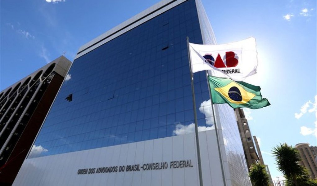 De acordo com dados da  Comissão de Direitos Humanos da OAB-AL, em 2016 foram registrados 36 casos de linchamento; este ano, até agora, já são 79, todos ocorridos em áreas de vulnerabilidade social, sobretudo em Maceió; Comissão diz que a “sociedade precisa entender que os atos de justiçamento tornam os autores em criminosos, tanto quanto as vítimas linchadas”