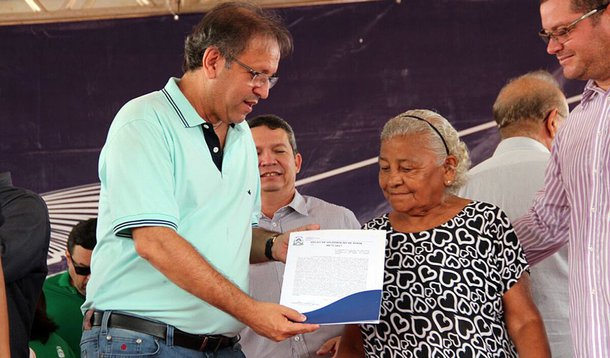 O governador do Tocantins, Marcelo Miranda, entregou os títulos definitivos de seus imóveis, por meio do Programa Pró- Moradia, durante solenidade na quadra 1.303 Sul; são 654 títulos definitivos que agora estão em posse dos moradores das unidades habitacionais. "Regularização fundiária no Tocantins é política de inclusão social e promoção de cidadania", disse; o governador Marcelo Miranda está nesta segunda-feira (18), em Colinas do Tocantins, onde inaugura obras de infraestrutura em estradas vicinais, realizadas por meio do Programa de Desenvolvimento Regional Integrado e Sustentável (Pdris) e assina Ordem de Serviço para elaboração de estudos e projetos de restauração de mais de 1.382,86 km de rodovias estaduais