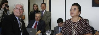 O senador Roberto Requião criticou nesta sexta-feira (15) a iniciativa do PMDB de suspender as atividades partidárias da senadora Kátia Abreu por supostamente fazer oposição ao governo federal; "é o Governo Federal quem está fazendo oposição ao PMDB", disse Requião em entrevista a uma rádio paranaense; "O PMDB tem um documento chamado Esperança e Mudança, com viés desenvolvimentista e progressista. Já o documento Ponte para o Futuro, é uma proposta desse governo, que jamais foi submetida ao partido", acrescentou Requião
