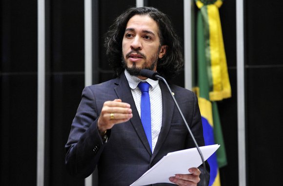 O deputado Jean Wyllys (PSOL-RJ) classificou como "aberração jurídica" a decisão do juiz federal Waldemar Cláudio de Carvalho, da 14ª Vara do Distrito Federal, que concedeu liminar abrindo brecha para que psicólogos ofereçam a terapia de reversão sexual;  "É uma aberração jurídica, como outras que acontecem no País. Como é que o Judiciário se presta a isso? O Judiciário não está agindo de acordo com a Constituição", comentou