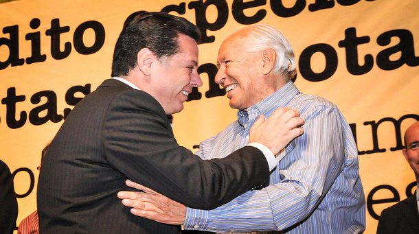 O governador Marconi Perillo divulgou nota de pesar pelo falecimento do ex-prefeito de Goiânia, Nion Albernaz, que morreu nesta quarta-feira; Marconi decretou luto oficial de três dias, e disponibilizou o Palácio das Esmeraldas para o velório; “Foi com profunda tristeza que recebi, na tarde de hoje, a notícia de falecimento do meu grande amigo, ex-prefeito de Goiânia Nion Albernaz. Meu exemplo de altivez, otimismo e da gestão moderna e eficiente. Estamos consternados com a perda de um dos homens públicos mais brilhantes do nosso Estado, de um professor excepcional, gestor extremamente competente, e de um ser humano exemplo de retidão”, afirmou o governador