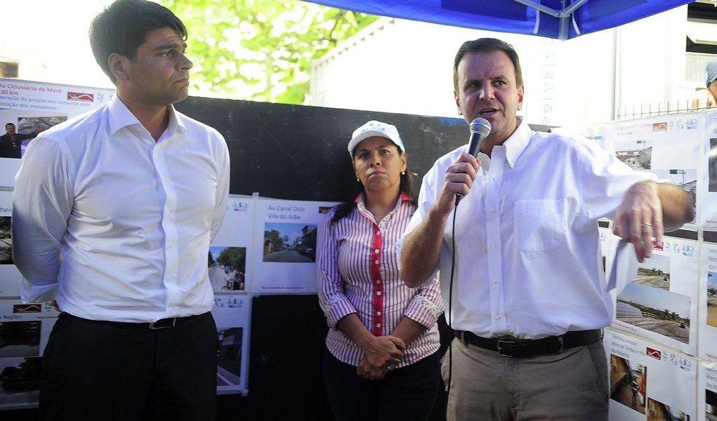 O Tribunal Regional Eleitoral (TRE-RJ) condenou, por unanimidade, o ex-prefeito do Rio Eduardo Paes (PMDB) e o deputado federal Pedro Paulo Carvalho (PMDB), que concorreu à prefeitura do Rio no ano passado, por abuso de poder político-econômico e conduta vedada a agente público, devido ao uso do Plano Estratégico Visão Rio 500, contratado e custeado pelo município, como plano de governo na campanha eleitoral de 2016; com a decisão, os dois políticos ficam inelegíveis por oito anos e deverão pagar, cada um, multa de 100 mil Ufirs (cerca de R$ 106,4 mil)