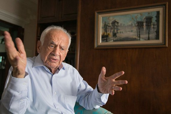 Em reunião com coordenadores regionais do PMDB, em Arambaré (RS), o presidente estadual do partido, Alceu Moreira, lançou o nome do ex-senador Pedro Simon como pré-candidato da legenda à presidência da República nas eleições de 2018; “Quem além de Simon, com tamanha reserva moral, o PMDB tem a oferecer ao País?”, afirmou Alceu ao final do encontro; o ex-senador disse que “foi pego de surpresa” e que “não imaginava” que Moreira o lançaria como possível candidato; Simon disse que ainda é muito cedo para fazer uma avaliação sobre essa possibilidade 