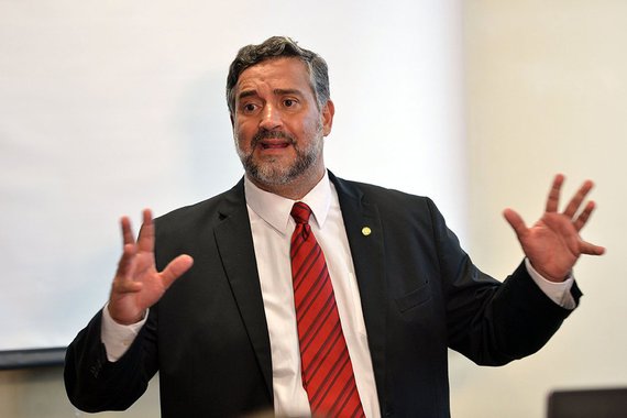 O deputado federal Paulo Pimenta (PT-RS) criticou o governo de Michel Temer, que pretende reduzir tributos de empresas envolvidas nas atividades de exploração, desenvolvimento e produção de petróleo e gás natural, o que favorece empresas internacionais; "Quem paga a conta do R$ 1 trilhão de Temer às petroleiras estrangeiras? A classe trabalhadora com o aumento do gás de cozinha, da gasolina, da conta de luz", escreveu o petista no Twitter