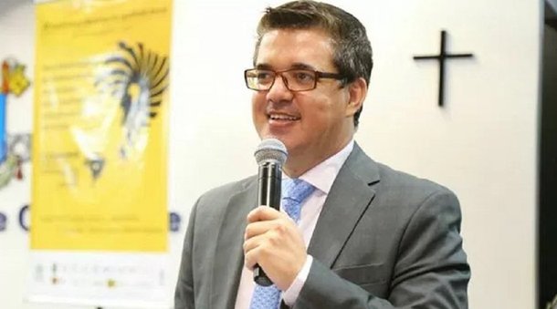 Líder do PMDB na Câmara Municipal de Goiânia, Clécio Alves afirmou, durante sessão nesta terça-feira (14), que o secretário municipal de Direitos Humanos, Filemon Pereira, chamou os vereadores de “malandros” e “malas sujas”; segundo o peemedebista, há provas da fala do auxiliar do prefeito Iris Rezende (PMDB) e, por isso, pediu uma reunião com os 35 parlamentares para apresentar o que aparentemente é um vídeo dos xingamentos