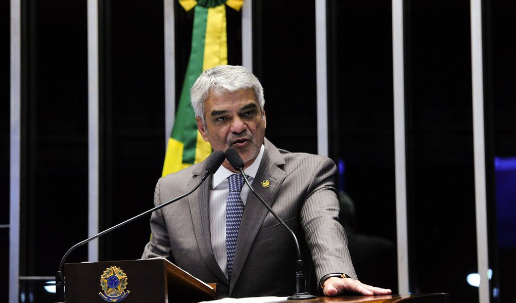 Após o governo de Michel Temer (PMDB) fechar cerca de 400 unidades do Farmácia Popular, com a promessa de manter a distribuição de medicamentos gratuitos em instituições privadas, o programa, agora, corre risco de acabar; governo estuda uma nova fórmula de calcular o preço dos medicamentos oferecidos pelo programa, com base no valor de atacado e nos custos de aquisição e distribuição dos produtos; representantes do setor farmacêutico e sanitaristas acreditam que as alterações devem inviabilizar o programa; projeto tem rede credenciada de 30 mil estabelecimentos que ofertam remédios de graça ou com até 90% de desconto