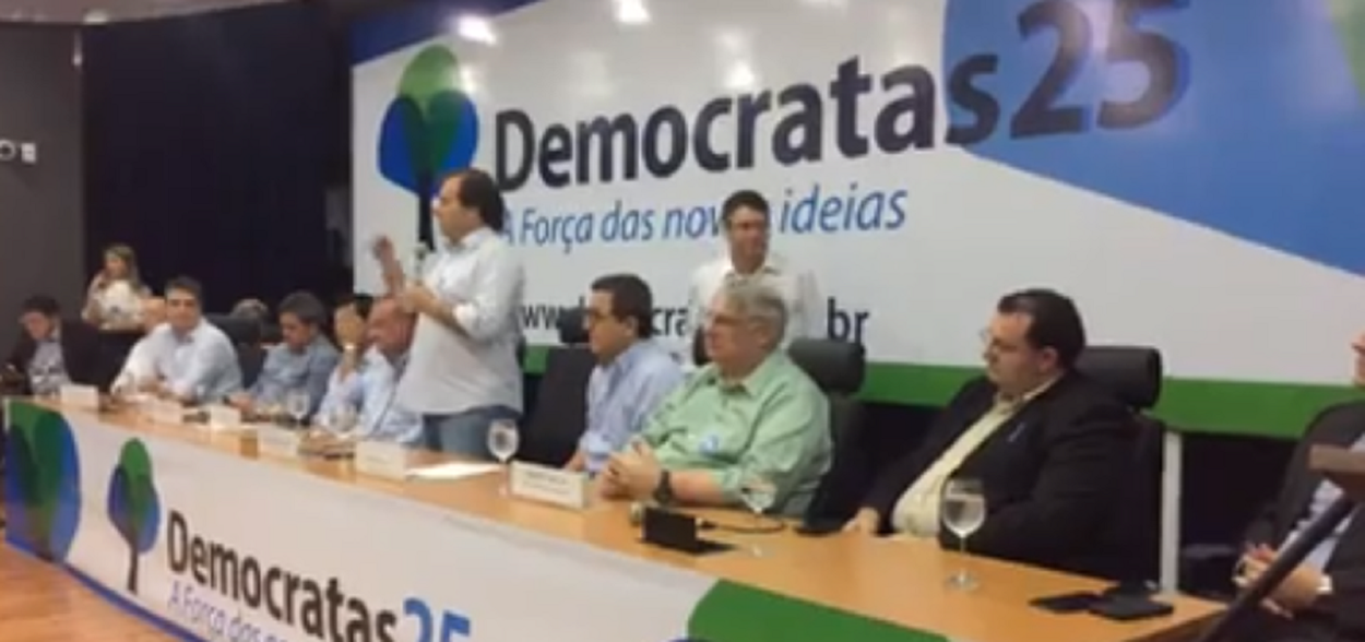 Em Fortaleza, na manhã de hoje (15), o deputado federal Rodrigo Maia (DEM), presidente da Câmara Federal, negou que tenha intenção de disputar a presidência da República em 2018. Ele esteve em Fortaleza participando do ato de filiação do deputado Danilo Forte. Na solenidade, o deputado Danilo Forte defendeu o nome do presidente da Câmara para a presidência. "Quem tem consistência para construir um novo Brasil é quem tem liderança. E Rodrigo Maia está capacitado para liderar esse processo". Questionado pela imprensa, Rodrigo Maia afirmou que seu objetivo é fortalecer o partido e encaminhar as reformas que o Brasil precisa