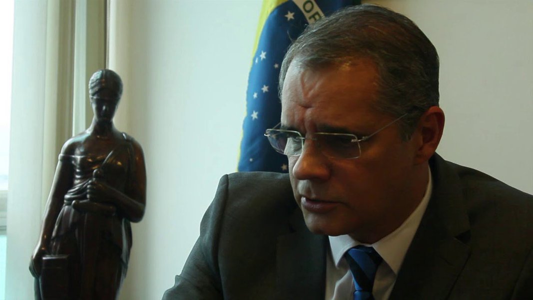 O Tribunal Regional Eleitoral do Rio de Janeiro (TRE-RJ) condenou o ex-deputado estadual Álvaro Lins a três anos e meio de prisão, convertidos em serviços comunitários e multa e o tornou inelegível por oito anos; Lins e seu chefe de campanha das eleições de 2006, Mário Franklin, também condenado, são acusados de omitir despesas de campanha