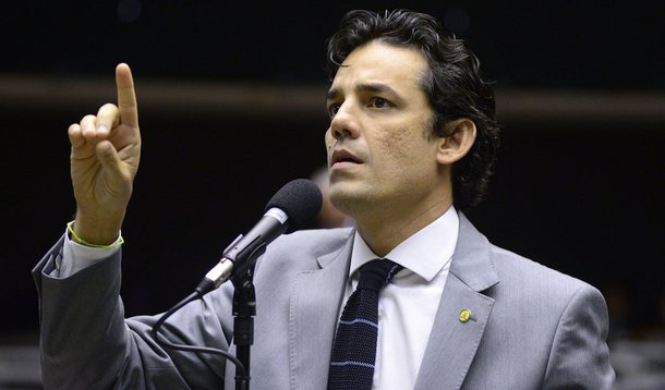 "O PSDB é um partido ideológico, programático, com responsabilidade fiscal, preocupado com as reformas ou um partido que está no toma-lá-dá-cá da política tradicional, como um coadjuvante do PMDB, um puxadinho do PMDB, que está ali para ocupar cargos e conseguir emendas? É uma escolha", diz um dos expoentes dos "cabeças pretas" do PSDB, o deputado federal Daniel Coelho (PE) 
