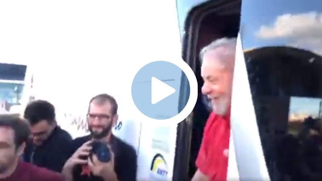 Enquanto o prefeito João Doria é recebido no Nordeste com ovos na testa, o ex-presidente Lula vivenciou hoje em Sergipe uma cena emocionante: uma multidão parou o ônibus de sua caravana no Nordeste na estrada em São Domingos para abraçá-lo e tirar fotos com ele; o petista desceu para cumprimentar o povo; assista