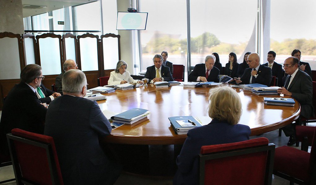 Por 8 votos a 3, o Supremo Tribunal Federal decidiu nesta quarta-feira 9 não inserir na proposta de orçamento para o ano que vem a previsão de aumento nos salários dos ministros da Corte; a questão foi definida em uma sessão administrativa no início da noite; se a proposta fosse aceita, os ganhos mensais dos integrantes da Corte passariam de R$ 33,7 mil para R$ 39,2 mil e teriam efeito cascata nos salários do funcionalismo