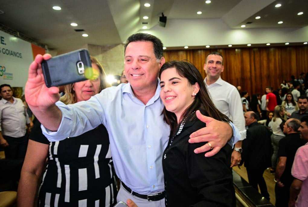O Passe Livre Estudantil está em ampliação e o governador Marconi Perillo anunciou esta semana, em Anápolis, a implantação imediata do programa para o município e também para Rio Verde; previsão é que sejam realizados 15 mil cadastros, com estimativa de custo mensal de R$ 650 mil e de R$ 3,3 milhões até dezembro deste ano; já para Rio Verde, a previsão é de 10 mil cadastros, o equivalente à R$ 530 mil mensais (R$ 1,8 milhão até o fim do ano); programa beneficia cerca de 65 mil estudantes em Goiás