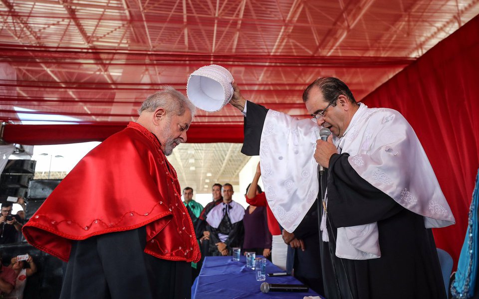 Em discurso nesta segunda-feira, 21, após receber novamente um título Doutor Honoris Causa, desta vez pela Universidade Federal de Sergipe, o ex-presidente Lula destacou os avanços do Brasil na educação superior no seu governo e no de Dilma Rousseff, sobretudo na região Nordeste; "Das 18 universidades que criamos, sete ficam no Nordeste. E todas têm campus nas cidades do interior. O Nordeste hoje tem 20% dos alunos universitários do país, ultrapassando pela primeira vez a região Sul", disse Lula; ele criticou a falta de investimento em educação depois do golpe parlamentar que afastou Dilma em 2016; "Negar o acesso à educação de qualidade sempre foi um jeito de perpetuar a desigualdade neste País. Foi por isso que investimos tanto em educação durante nosso governo"