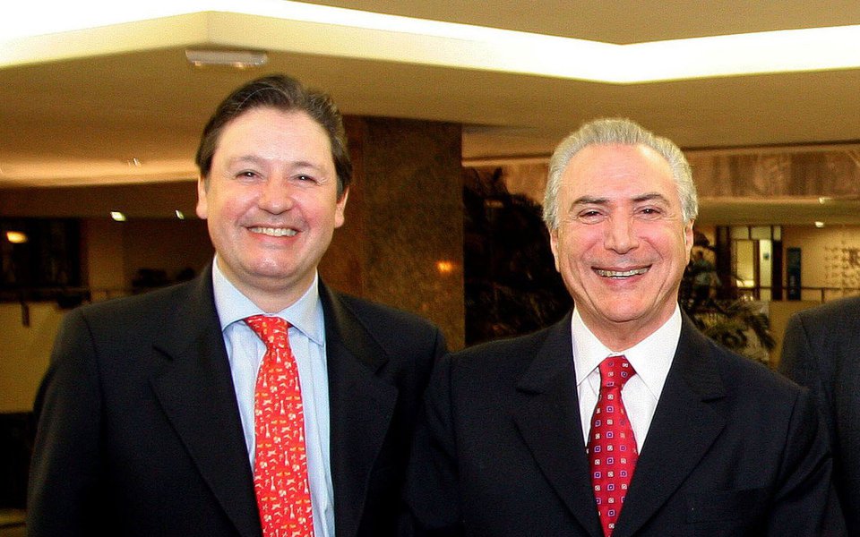 "Ao enviar o inquérito sobre Rodrigo Rocha Loures do Supremo Tribunal Federal para a Justiça Federal de Brasília, o ministro Edson Fachin, relator da Lava Jato, soltou na direção do Palácio do Planalto uma alma penada", escreve o jornalista Josias de Souza em seu blog; Josias diz ainda que "continua pairando sobre a cabeça de Michel Temer o fantasma da mala com a propina de R$ 500 mil que a JBS entregou a Rocha Loures"