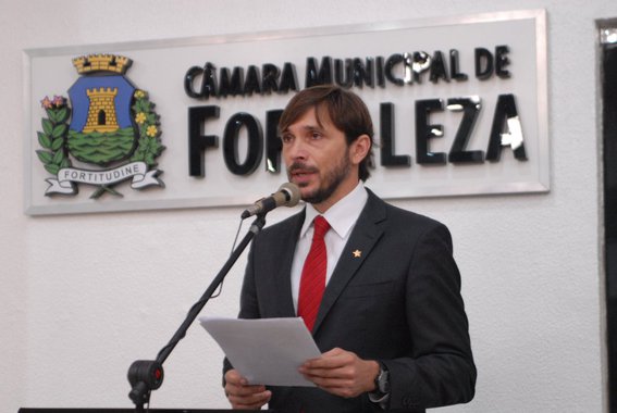 De autoria do vereador Guilherme Sampaio, o Projeto de Lei aprovado pela Câmara Municipal de Fortaleza beneficia os deficientes de baixa renda que possuem o cartão de gratuidade para o transporte público. Para garantir a meia entrada, válida também para um acompanhante, o documento deverá ser apresentado no ato da compra do ingresso