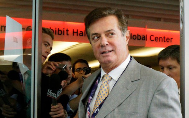 FBI conduziu um mandado de busca e apreensão na casa do ex-presidente de campanha de Donald Trump, Paul Manafort, à procura de evidências para a suposta interferência russa nas eleições de 2016; "Os agentes do FBI executaram um mandado de busca em uma das residências do Sr. Manafort. O Sr. Manafort cooperou consistentemente com a aplicação da lei e outros inquéritos sérios e fez isso também nessa ocasião", disse a equipe de Manafort.