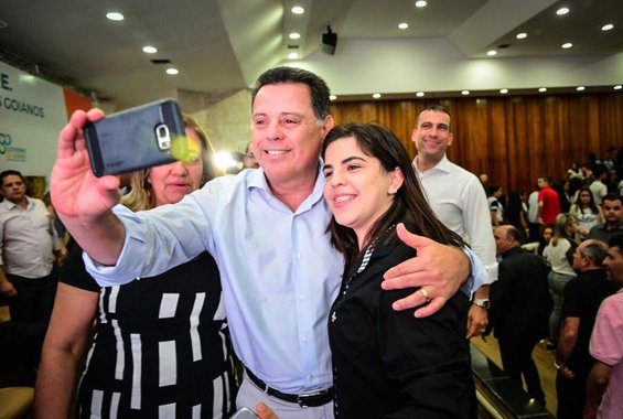 O Passe Livre Estudantil está em ampliação e o governador Marconi Perillo anunciou esta semana, em Anápolis, a implantação imediata do programa para o município e também para Rio Verde; previsão é que sejam realizados 15 mil cadastros, com estimativa de custo mensal de R$ 650 mil e de R$ 3,3 milhões até dezembro deste ano; já para Rio Verde, a previsão é de 10 mil cadastros, o equivalente à R$ 530 mil mensais (R$ 1,8 milhão até o fim do ano); programa beneficia cerca de 65 mil estudantes em Goiás