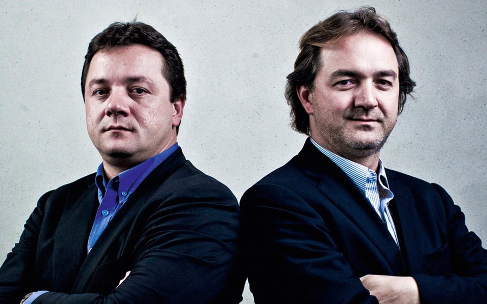 A Associação dos Investidores Minoritários (Aidmin) abrirá uma ação civil contra os irmãos Batista para que indenizem a J&amp;F a fim de minimizar eventuais prejuízos dos investidores diante de atos ilícitos praticados pelos empresários; a ideia é encaminhar o processo ao Ministério Público, pedindo um ressarcimento equivalente ao dano causado à empresa; cifra ainda será discutida, mas se aproxima de R$ 1 bilhão