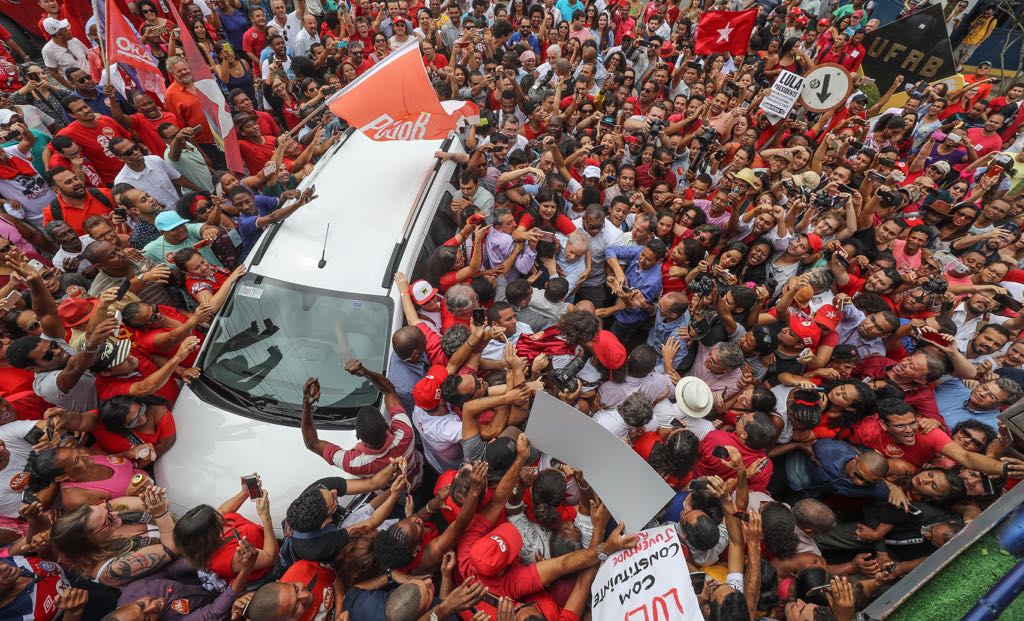 Tal qual o profeta Moisés, o ex-presidente Lula foi flagrado atravessando o Mar Vermelho. A narrativa vem das redes sociais: “Um homem atravessando Mar Vermelho para libertar seu povo da escravidão!”