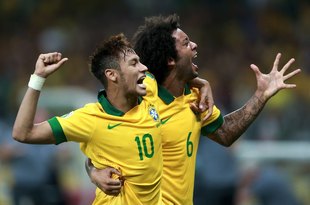 O atacante Neymar, do Paris Saint-Germain, e o lateral Marcelo, do Real Madrid, são os brasileiros concorrendo ao prêmio de melhor jogador do mundo da Fifa; no topo da lista, como favoritos, estão o português Cristiano Ronaldo, do Real Madrid, e o argentino Lionel Messi, do Barcelona; clube com mais jogadores entre os 24 indicados é o Real Madrid, atual campeão europeu