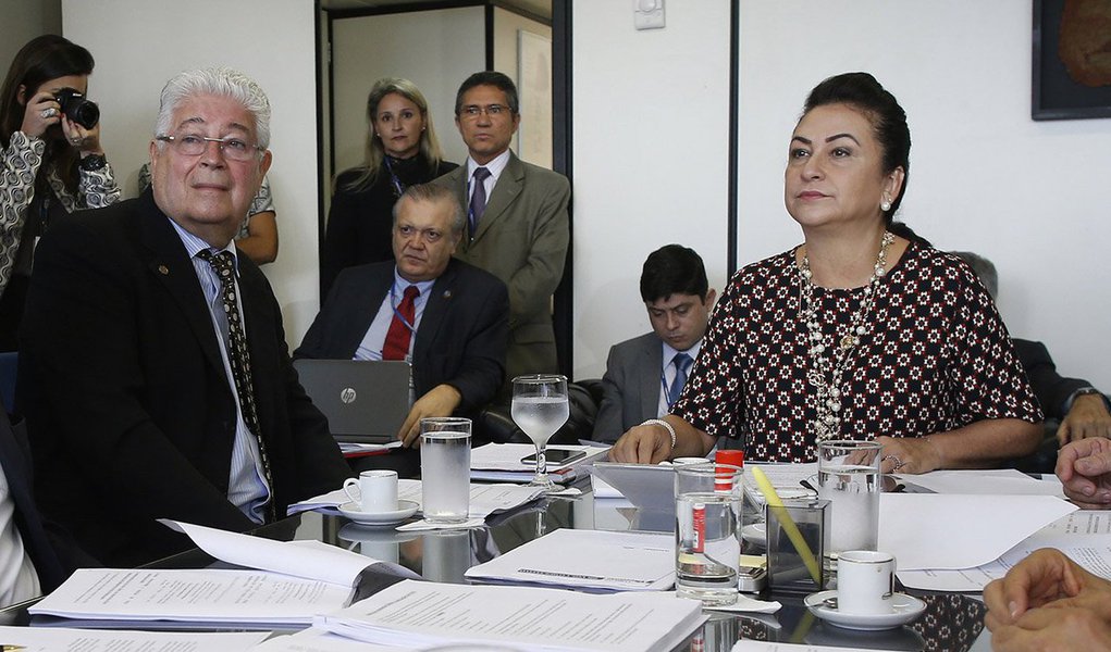 O senador Roberto Requião (PMDB-PR) afirmou que não há amparo legal para expulsar nem suspender ele e a senadora Kátia Abreu (PMDB-PR) do partido; quanto à questão de Kátia, segundo explicou Requião, há apenas uma "recomendação" de suspensão da parlamentar das atividades no PMDB; "Mas isso ainda precisa passar pelo crivo da executiva nacional do partido", disse, para então emendar: "dificilmente passaria essa excrescência"