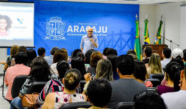 O prefeito Edvaldo Nogueira e a vice-prefeita Eliane Aquino reuniram os gestores e trabalhadores da Assistência Social para discutir os projetos da secretaria que integram o Plano Estratégico de Aracaju; "Eu pessoalmente acredito muito no Planejamento Estratégico, sobretudo no formato que realizamos, construindo de forma coletiva, ouvindo a todos”; missão, segundo o prefeito, é "tornar Aracaju referência da qualidade de vida, assegurar excelência dos serviços e promover desenvolvimento sustentável onde os cidadãos e cidadãs sejam protagonistas”