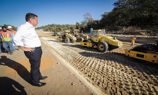 O governador Marconi Perillo comanda, nesta semana, intensa agenda de inaugurações de obras do programa Goiás na Frente em seis municípios do Estado; na terça, Marconi promove a entrega da reconstrução da GO-162; na quarta-feira, 11, o governador vai a Goianésia, onde inaugura a pavimentação da GO-338, no trajeto entre o município e o distrito de Jucelândia; ainda na quarta-feira, Marconi entrega, à tarde, em Morrinhos, 50 moradias populares construídas em parceria entre o Governo de Goiás e a Caixa; ainda na região Sul, o governador vai no mesmo dia a Itumbiara para a inauguração da nova Praça da República, com o prefeito José Antônio