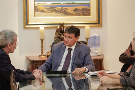 O governador Wellington Dias recebeu o diretor-geral do Departamento Nacional de Obras Contra a Seca (Dnocs), Ângelo Guerra, e o superintendente do órgão no Piauí, Djalma Policarpo; o encontro teve como objetivo debater alternativas para abastecer a população de 42 municípios que estão em situação de emergência por conta da estiagem; uma das possibilidades é a perfuração de poços, que será realizada pelo Dnocs