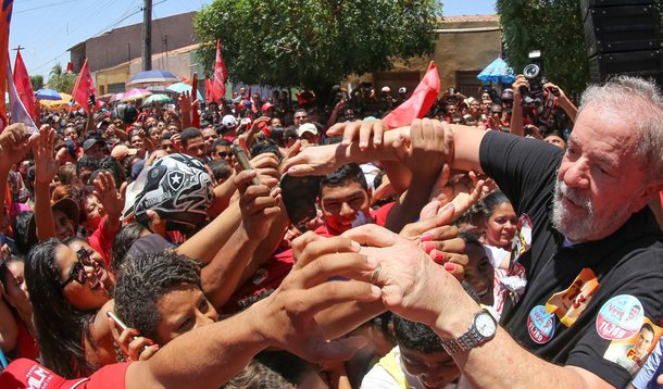 Falta pouco para a chegada da caravana "Lula pelo Brasil" a Sergipe; no próximo domingo (20), o ex-presidente Lula, líder em todas as pesquisas eleitorais, chega ao menor Estado da federação, onde permanecerá por três dias, para participar de eventos e receber homenagens; além da capital, Aracaju, o líder petista passará por Estância, Lagarto, Itabaiana e Nossa Senhora da Glória. Sergipe é o segundo Estado do Nordeste que o ex-presidente visitará entre os dias 17 de agosto e 5 de setembro; antes, ele estará na Bahia, ponto inicial do trajeto da comitiva; Vinte e cinco cidades dos noves estados da região serão visitadas por Lula
