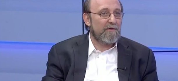 Cientista Miguel Nicolelis bateu duro na gestão do prefeito de São Paulo, João Doria (PSDB). "Assim, aceitamos que crianças passem fome, porque repetir merenda nos trópicos medíocres virou 'choque de gestão' e não uma desumanidade vergonhosa", afirmou ele em sua conta no Twitter; uma escola municipal de São Paulo adotou a prática de marcar os alunos que comem a merenda para eles não repetirem o lanche, quando são servidos alimentos industrializados