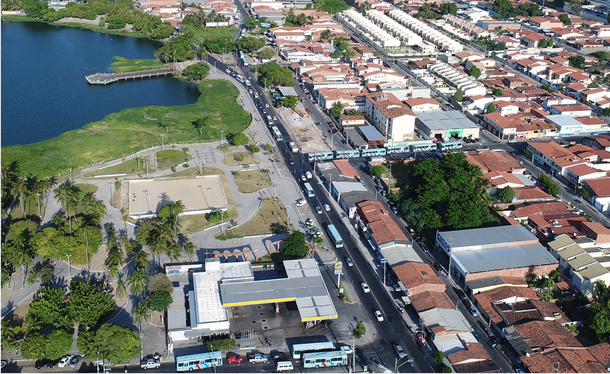 As obras de alargamento da Avenida Jornalista Tomaz Coelho, em Messejana, têm início nesta segunda (9). O trecho que receberá a duplicação corresponde a 600 metros de extensão, entre as ruas Clara de Assis e João Ivo. Com investimento de R$ 1,3 milhão, a intervenção deverá ser concluída no primeiro semestre de 2018
