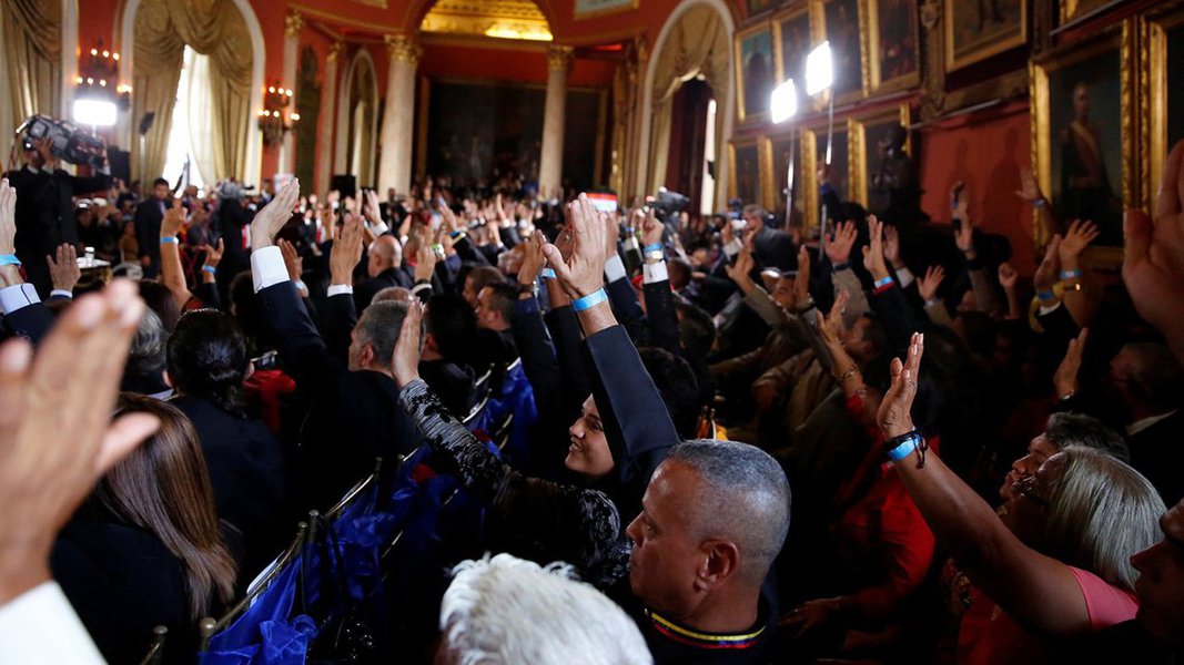 Os 545 membros da Assembleia Nacional Constituinte da Venezuela entraram na sede da legislatura para começar suas sessões, que irão discutir a nova Constituição do país; constituintes chegaram ao parlamento no início da tarde desta sexta-feira (4) acompanhados por um grande número de adeptos; carregando os retratos de Hugo Chávez e do herói nacional Simón Bolívar, os constituintes ingressaram no Salão Oval após cantar o hino do país