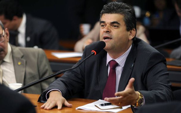 O Tribunal Regional Eleitoral do Rio de Janeiro (TRE-RJ) cassou os diplomas do prefeito de Duque de Caxias, Washington Reis, e de seu vice, Marcos Elias Pessanha Moreira; Reis foi condenado pelo STF por crime ambiental quando era deputado federal pelo Rio; de acordo com o TRE, como Reis foi condenado por um órgão colegiado, ele foi enquadrado na Lei da Ficha Limpa, que impede que candidatos sejam eleitos caso haja esse tipo de condenação